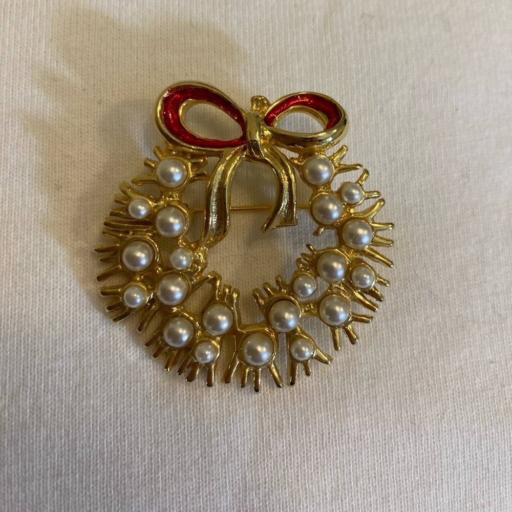 Danecraft Vintage Wreath Brooch Red Bow Enameled Faux Pearls Holidays